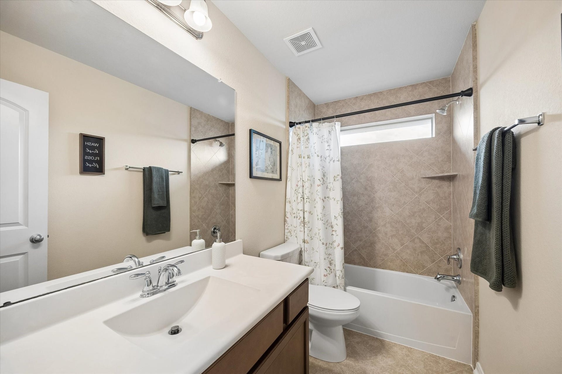 2816 Pranzo Lane, League City, TX 77573 Hall bathroom