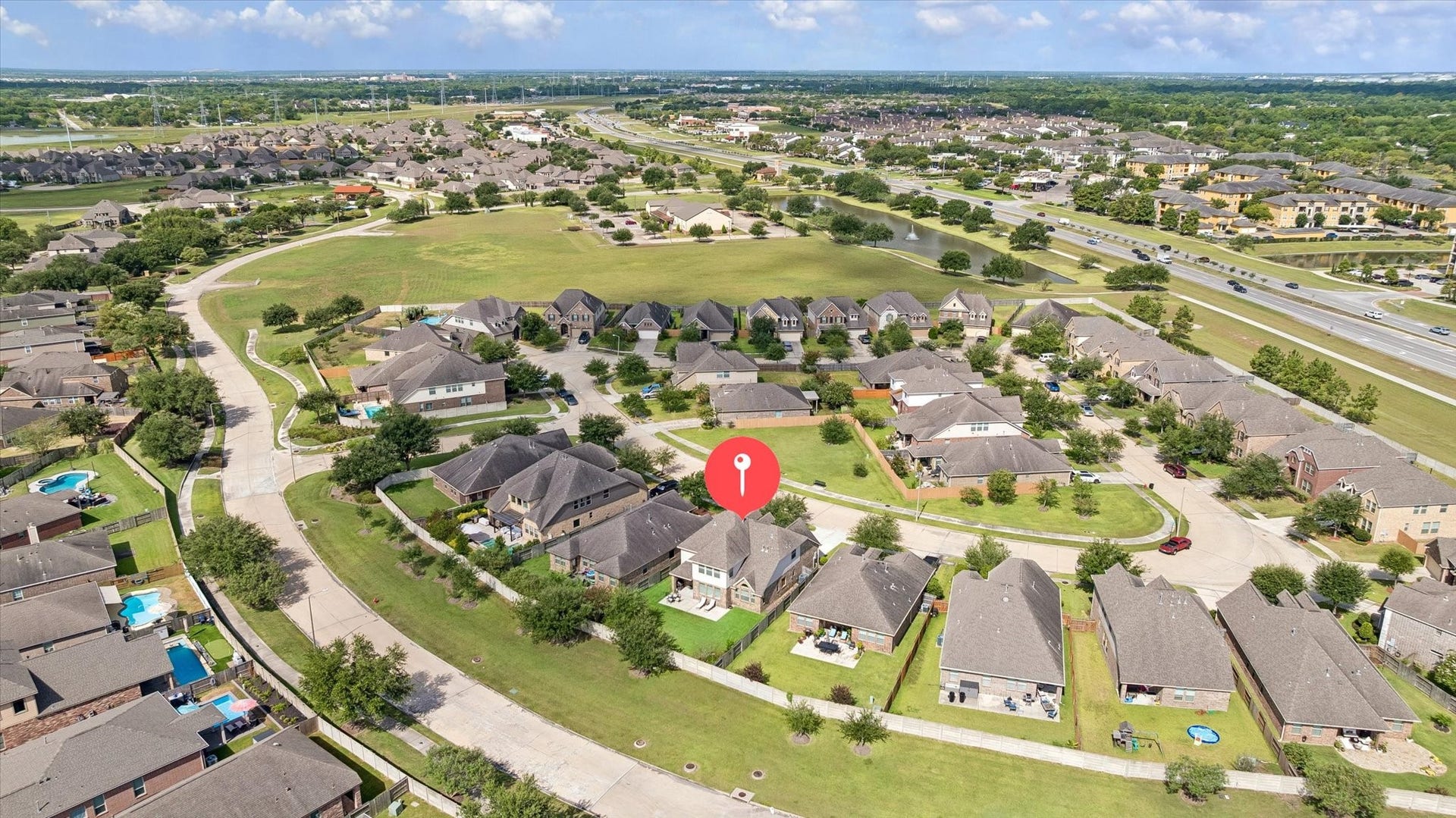 2816 Pranzo Lane, League City, TX 77573 Conveniently located close to shopping and restaurants. No backyard neighbors