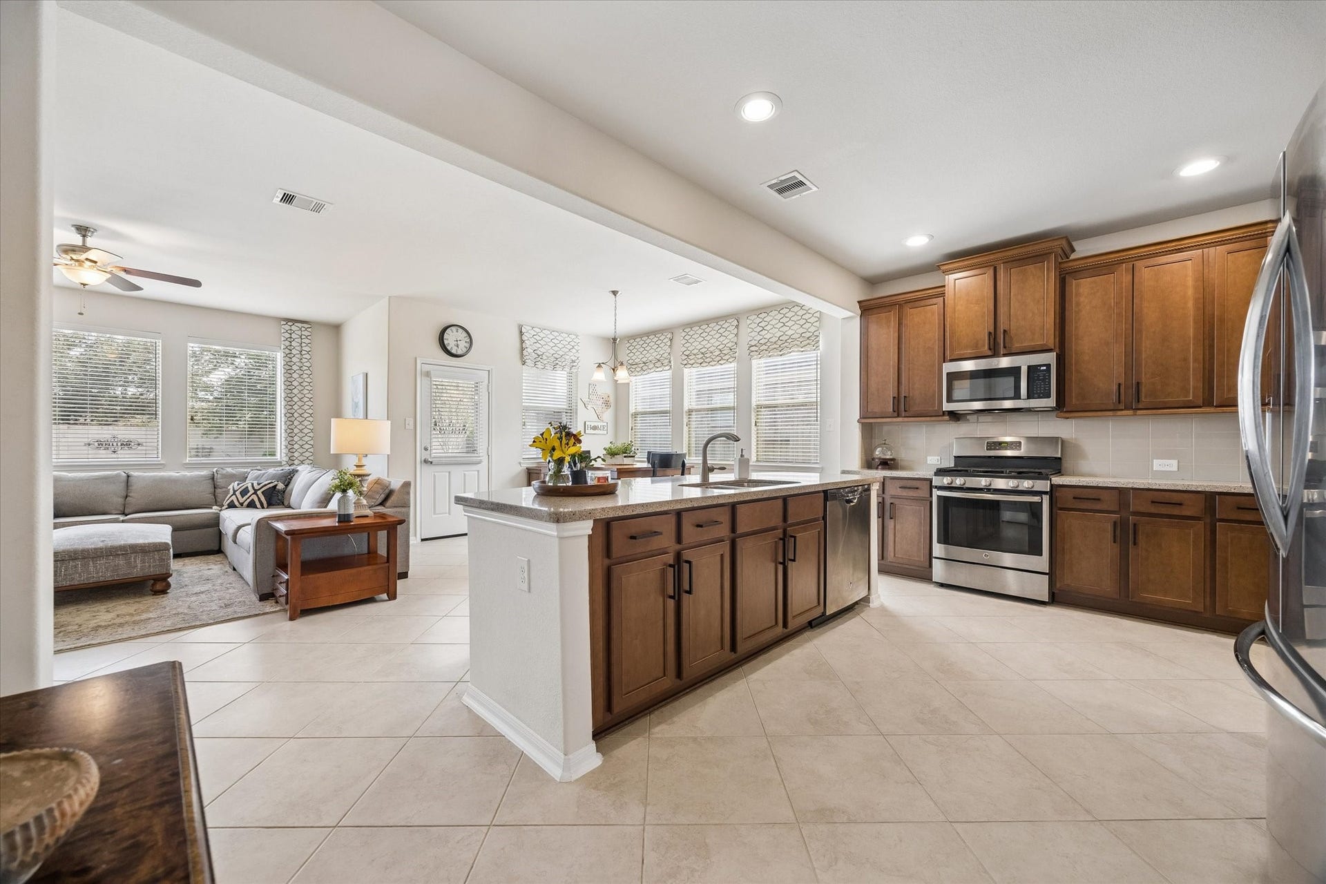 2816 Pranzo Lane, League City, TX 77573 Open concept kitchen/living