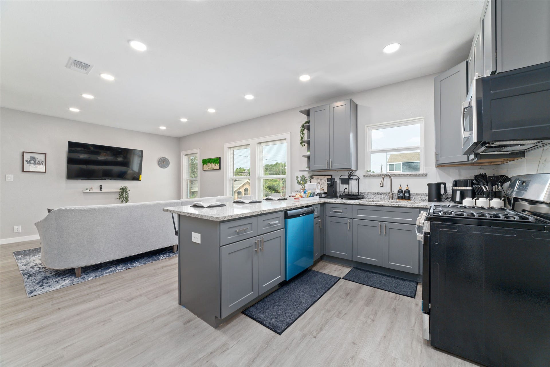 2501 Dunlavy Street, Houston, TX 77006 2501 Dunlavy Street, Houston, TX 77006