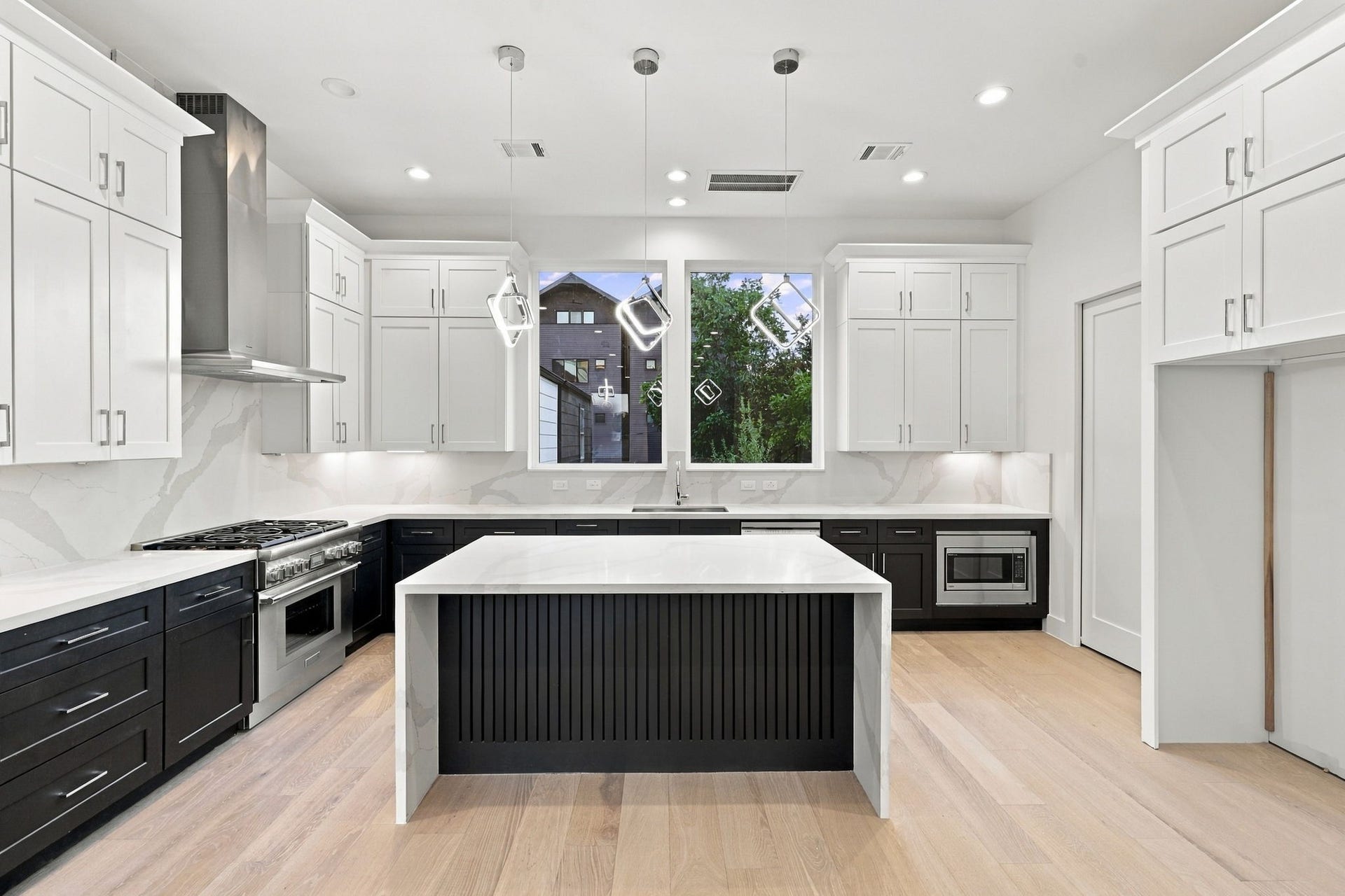 1110 Peden Street, #A or B, Houston, TX 77006 Plenty of light and a walk-in closet. There's nothing lacking in this kitchen.