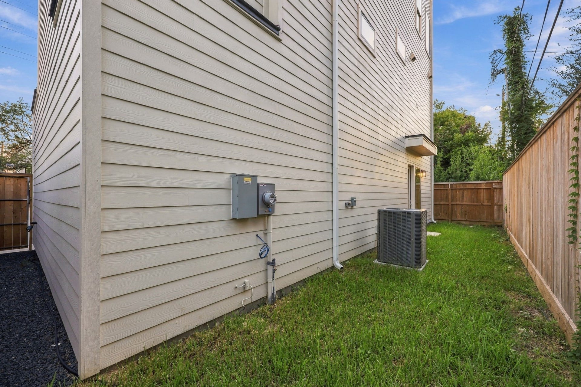 1110 Peden Street, #A or B, Houston, TX 77006 Another view of spacious yard.