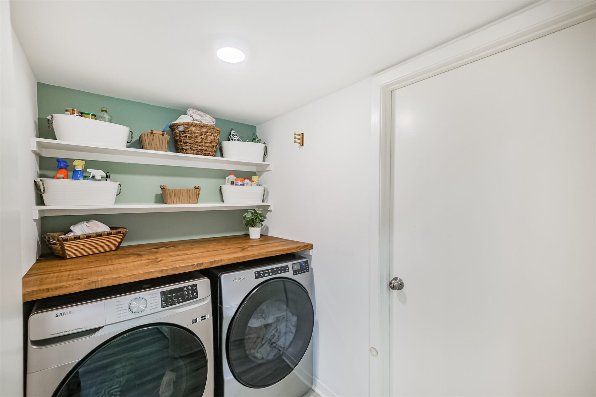 14211 Swiss Hill Drive, Houston, TX 77077 Washer, dryer and refrigerator are included in the lease!