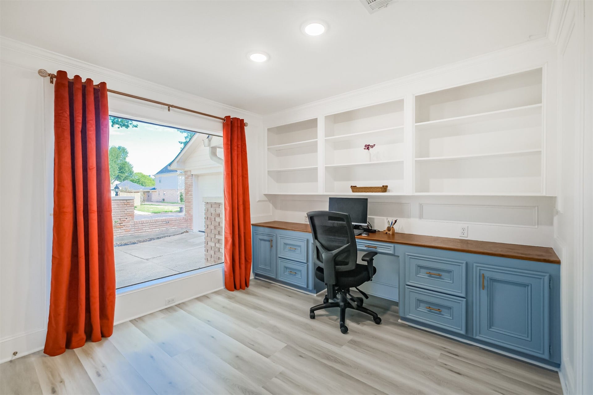 14211 Swiss Hill Drive, Houston, TX 77077 The third bedroom has built-ins and a huge walk in closet.