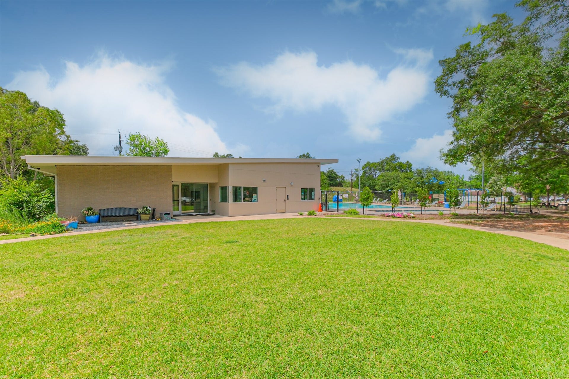 14211 Swiss Hill Drive, Houston, TX 77077 There are many amenities for Briarhills neighborhood such as pool, clubhouse, playground, tennis courts and basketball court.