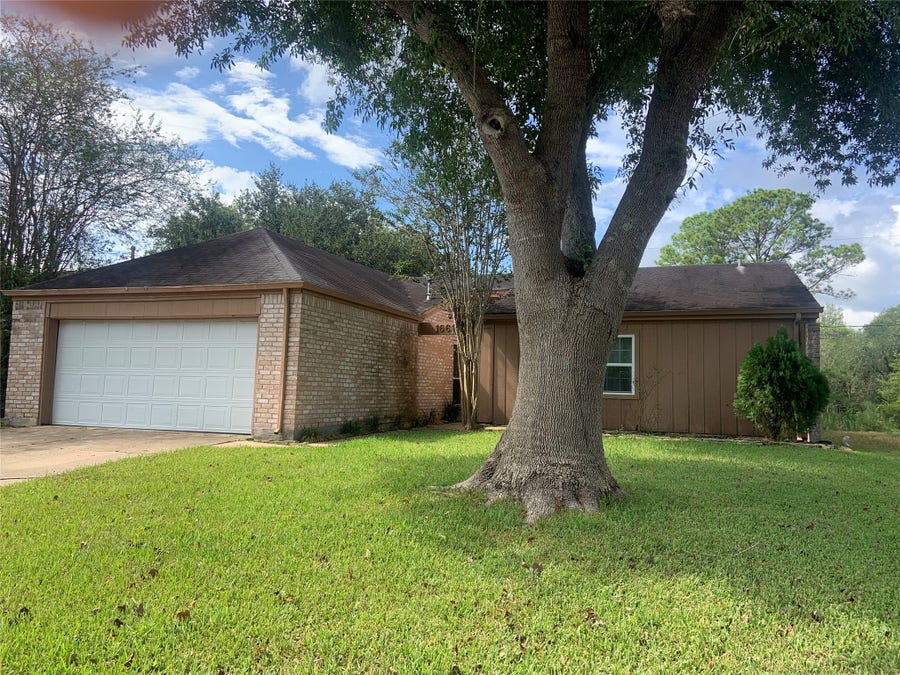 Property photo for 16618 Oxnard Lane, Friendswood, TX