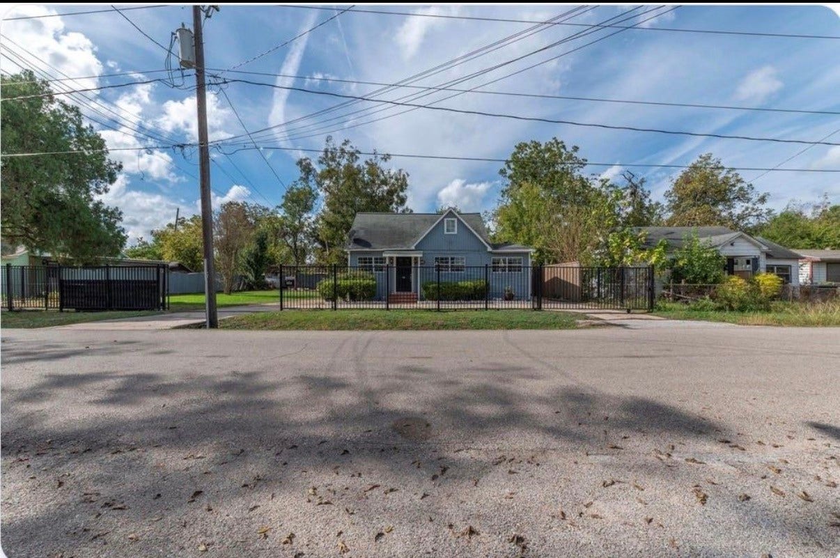 4303 Castor Street, Houston, TX 77022 4303 Castor Street, Houston, TX 77022