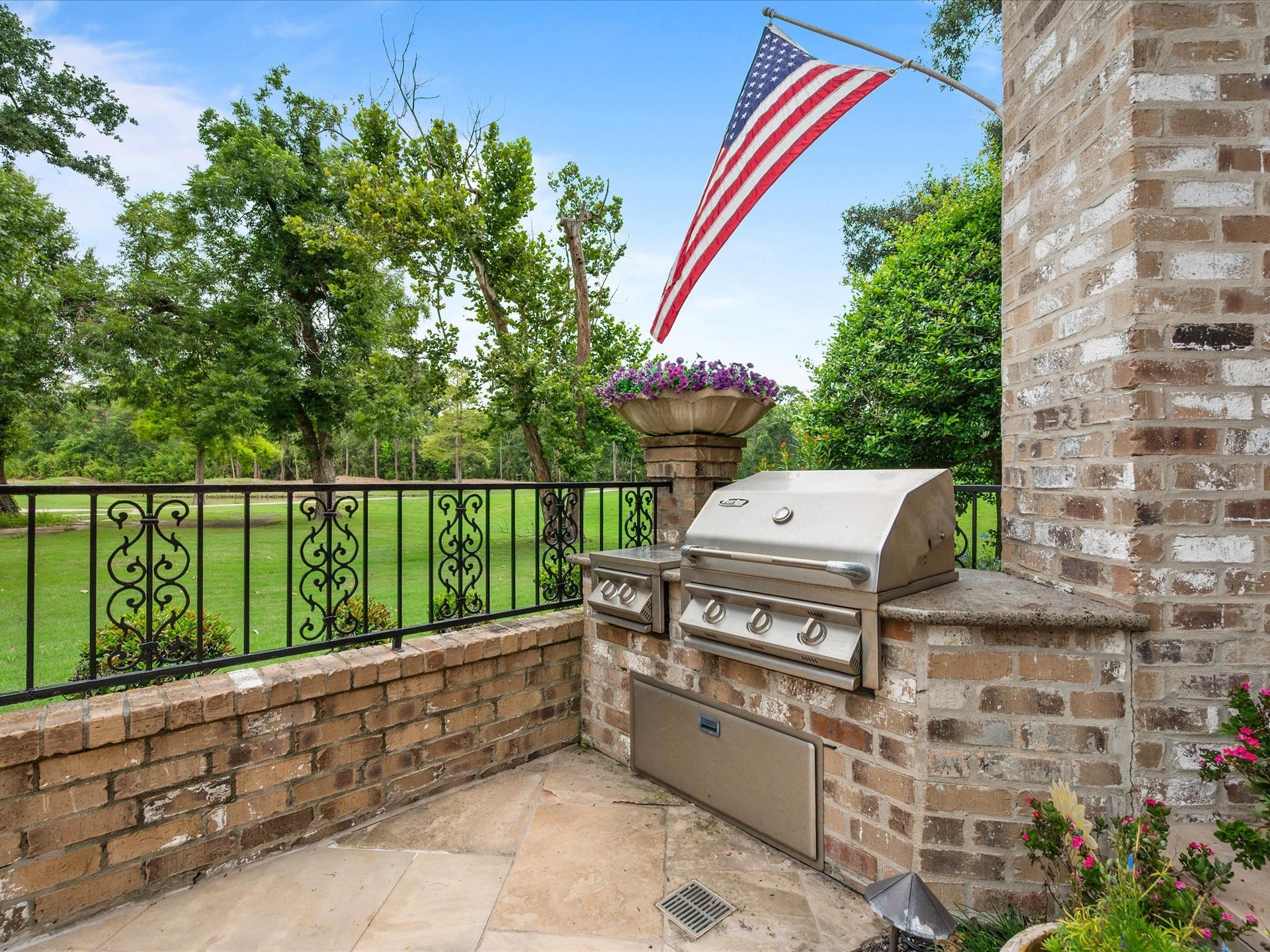 Whether grilling dinner after a round of golf or gathering poolside with family and friends, the built-in grill makes outdoor entertaining effortless.