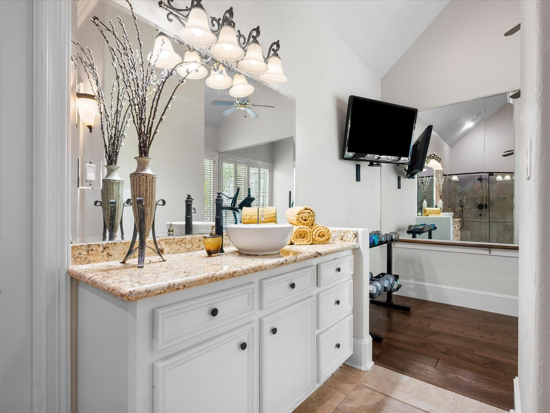 A versatile flex space adjoining the primary bath offers endless possibilities, whether envisioned as a private fitness studio, yoga retreat, dressing room, or peaceful sitting area.