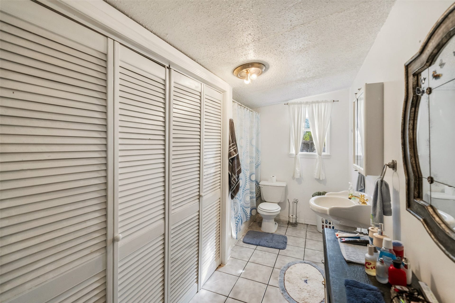 1227 Ave L, Santa Fe, TX 77510 Full bath with washer and dryer