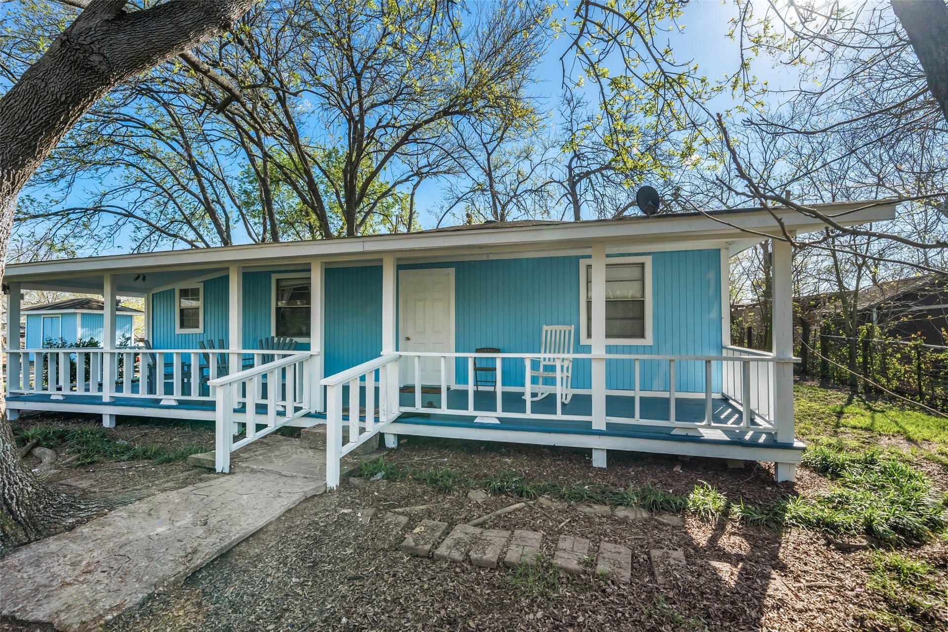 1227 Ave L, Santa Fe, TX 77510 Cute country home!