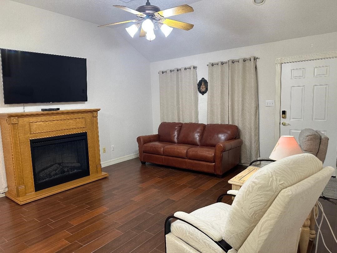 603 Manor Drive, Angleton, TX 77515 603 Manor Drive, Angleton, TX 77515