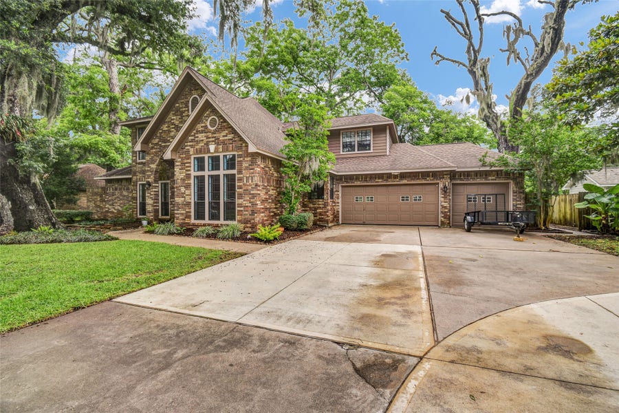 Property photo for 212 Live Oak Lane, Lake Jackson, TX