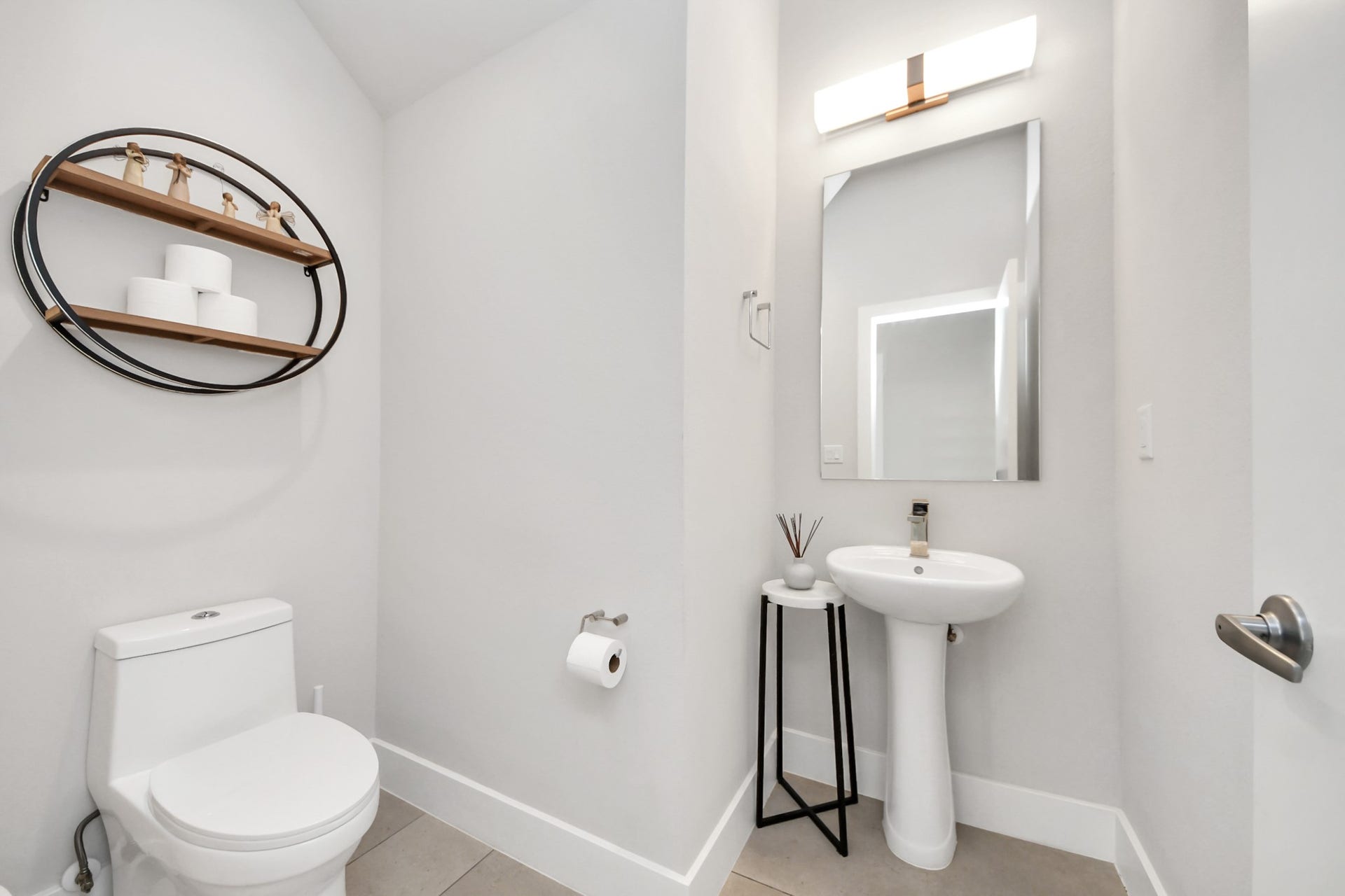 4912 Noble Street, Houston, TX 77020 first floor half bath