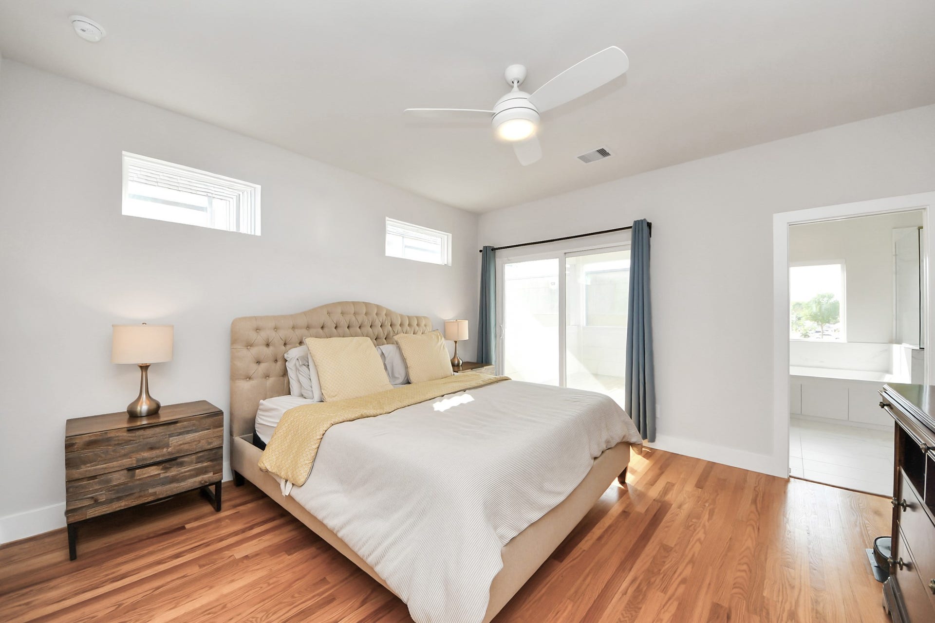 4912 Noble Street, Houston, TX 77020 Primary bedroom with private balcony