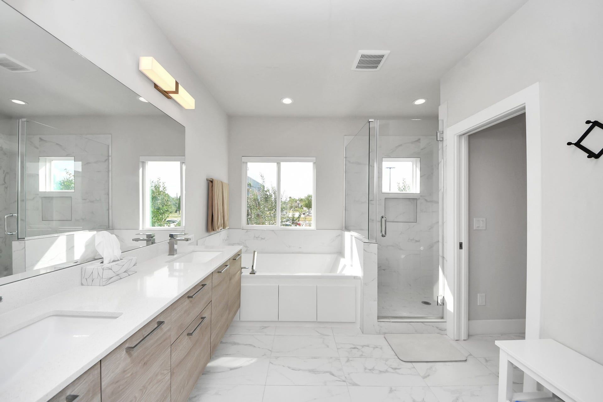 4912 Noble Street, Houston, TX 77020 soaking tub with jets and walk in shower