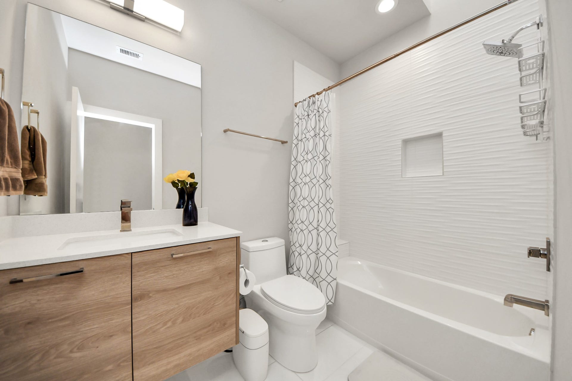 4912 Noble Street, Houston, TX 77020 secondary bathroom located on the second floor with shower tub combo