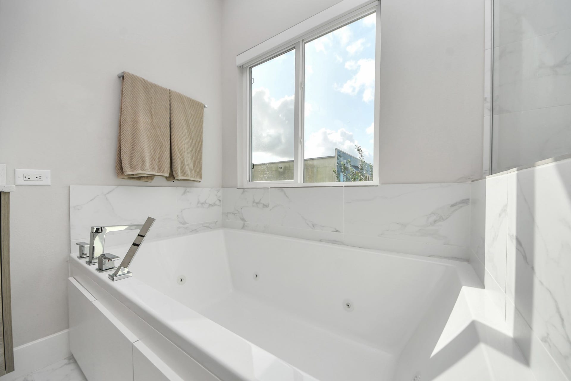 4912 Noble Street, Houston, TX 77020 soaking tub