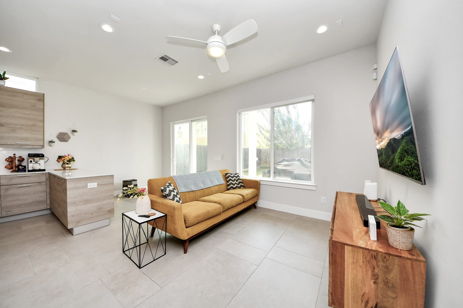 4912 Noble Street, Houston, TX 77020 open concept living room