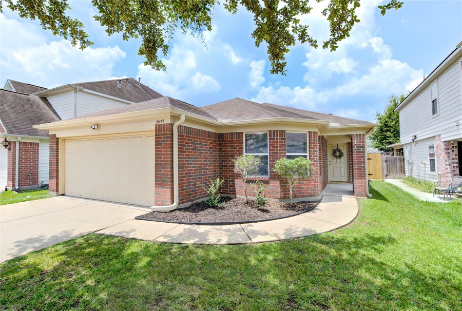 Property photo for 3639 Barkers Crossing Avenue, Houston, TX