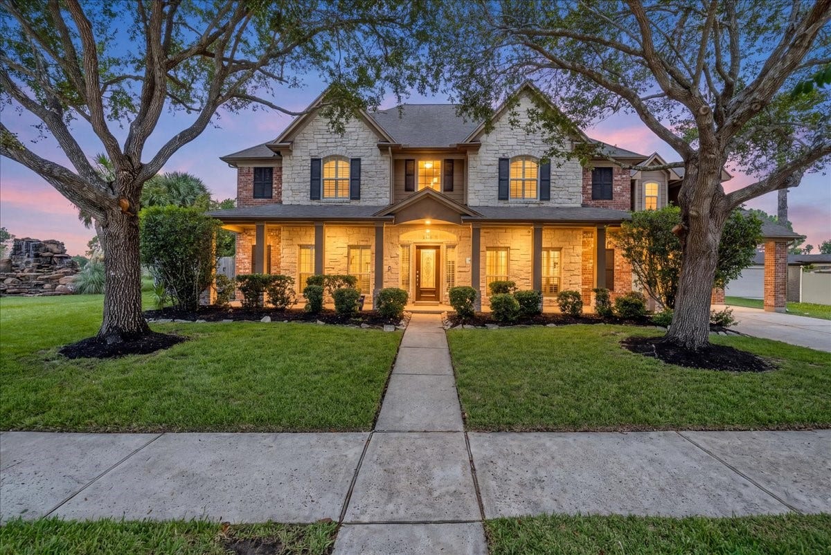 1618 Stoney Lake Drive, Friendswood, TX 77546 Welcome to 1618 Stoney Lake Drive!