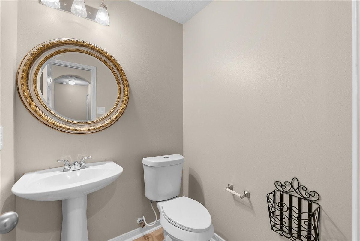 1618 Stoney Lake Drive, Friendswood, TX 77546 Half Bath.
