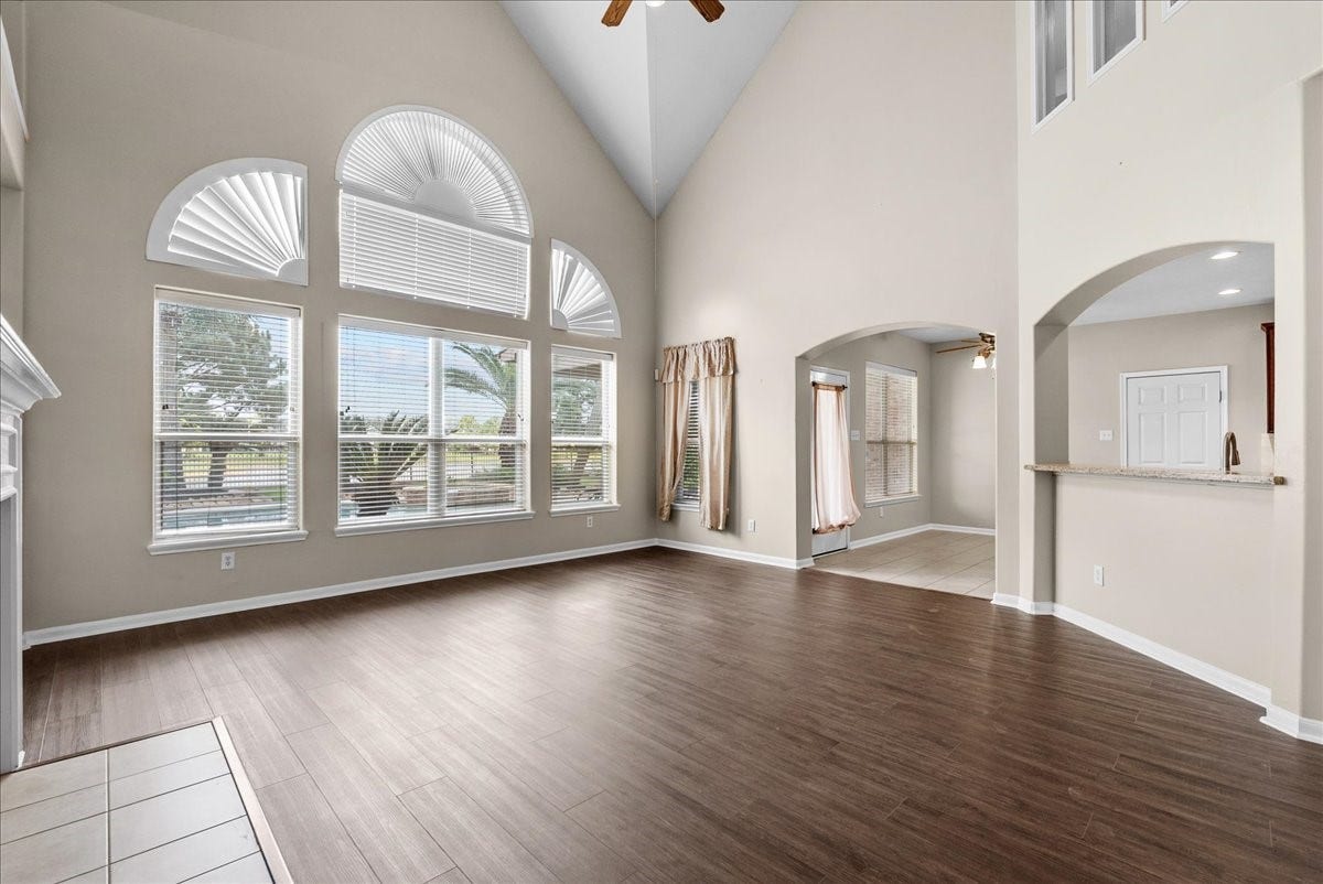 1618 Stoney Lake Drive, Friendswood, TX 77546 Tall ceilings in living!