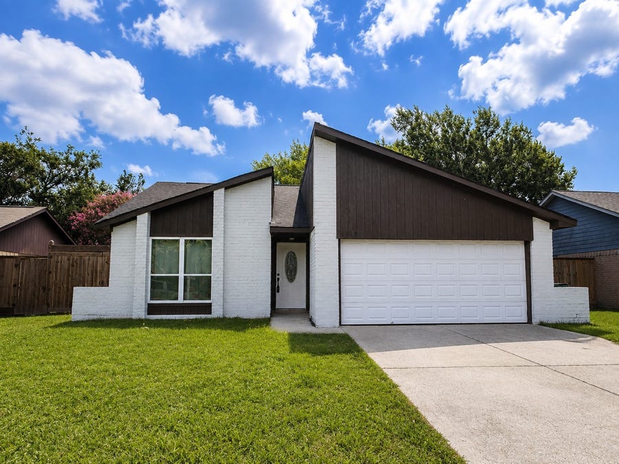 Property photo for 4913 Deerwood Circle, Baytown, TX