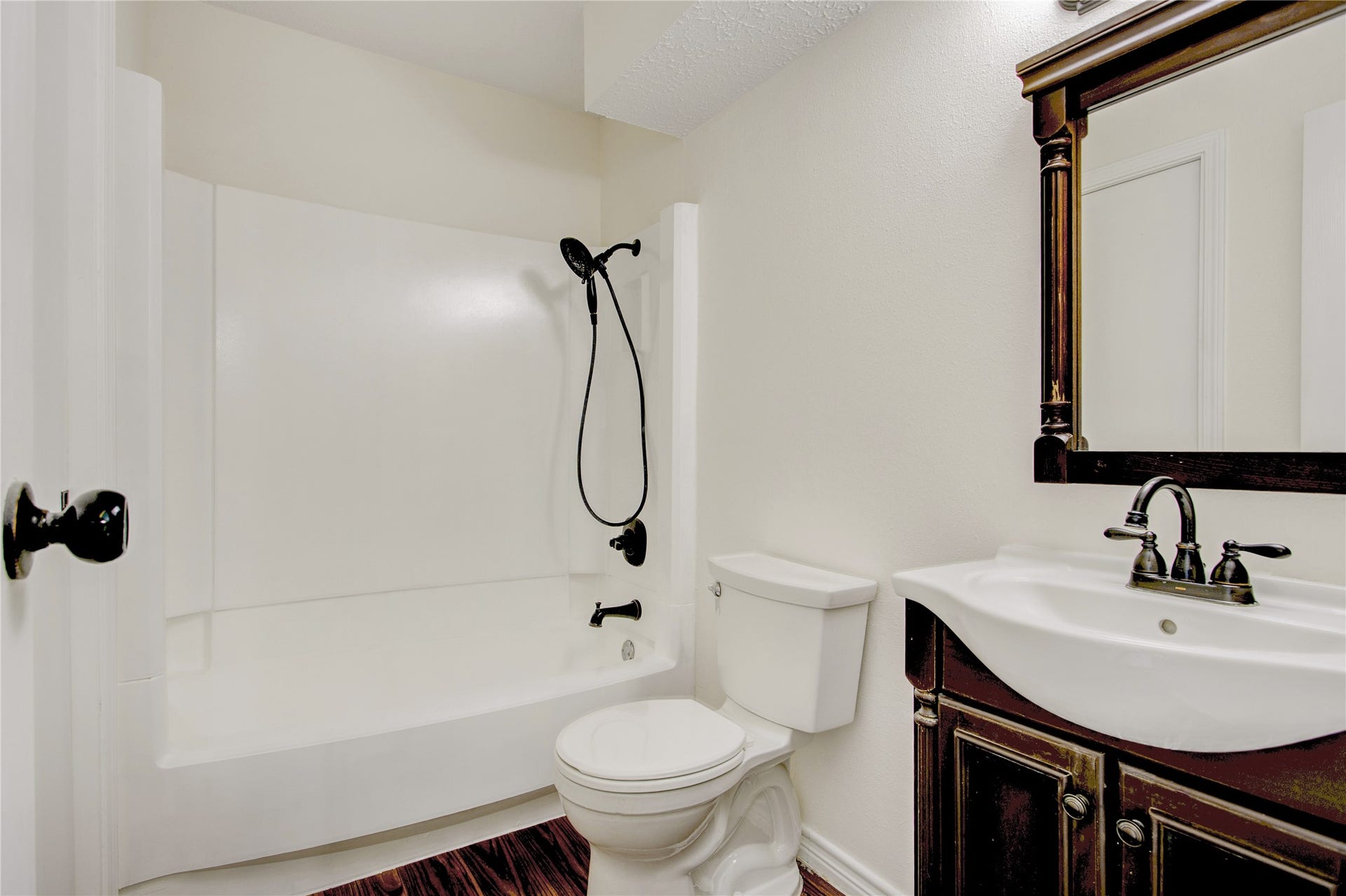 The full upstairs bathroom