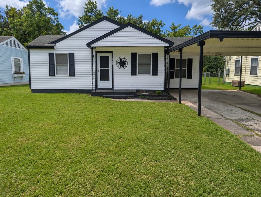 Property photo for 736 Kyle Street, Angleton, TX