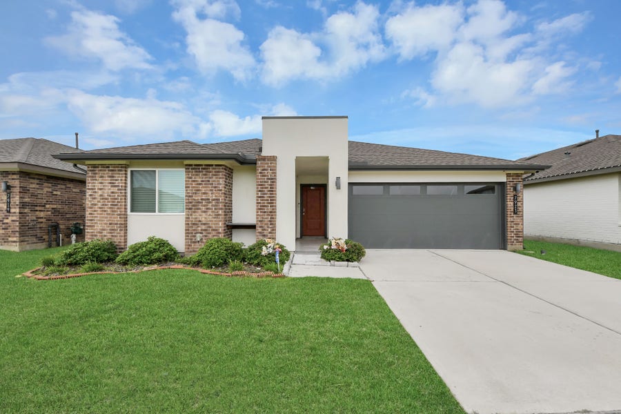 Property photo for 7923 Cattleman Valley Drive, Rosharon, TX