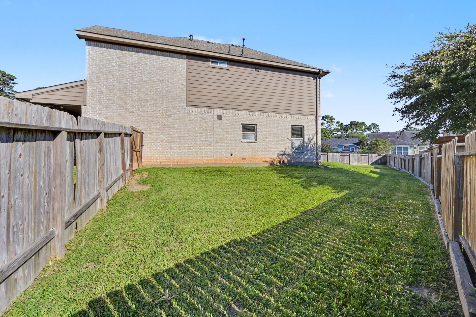 1703 Wandering Hills Road, Conroe, TX 77304 The large back yard extends to the side of the house.
