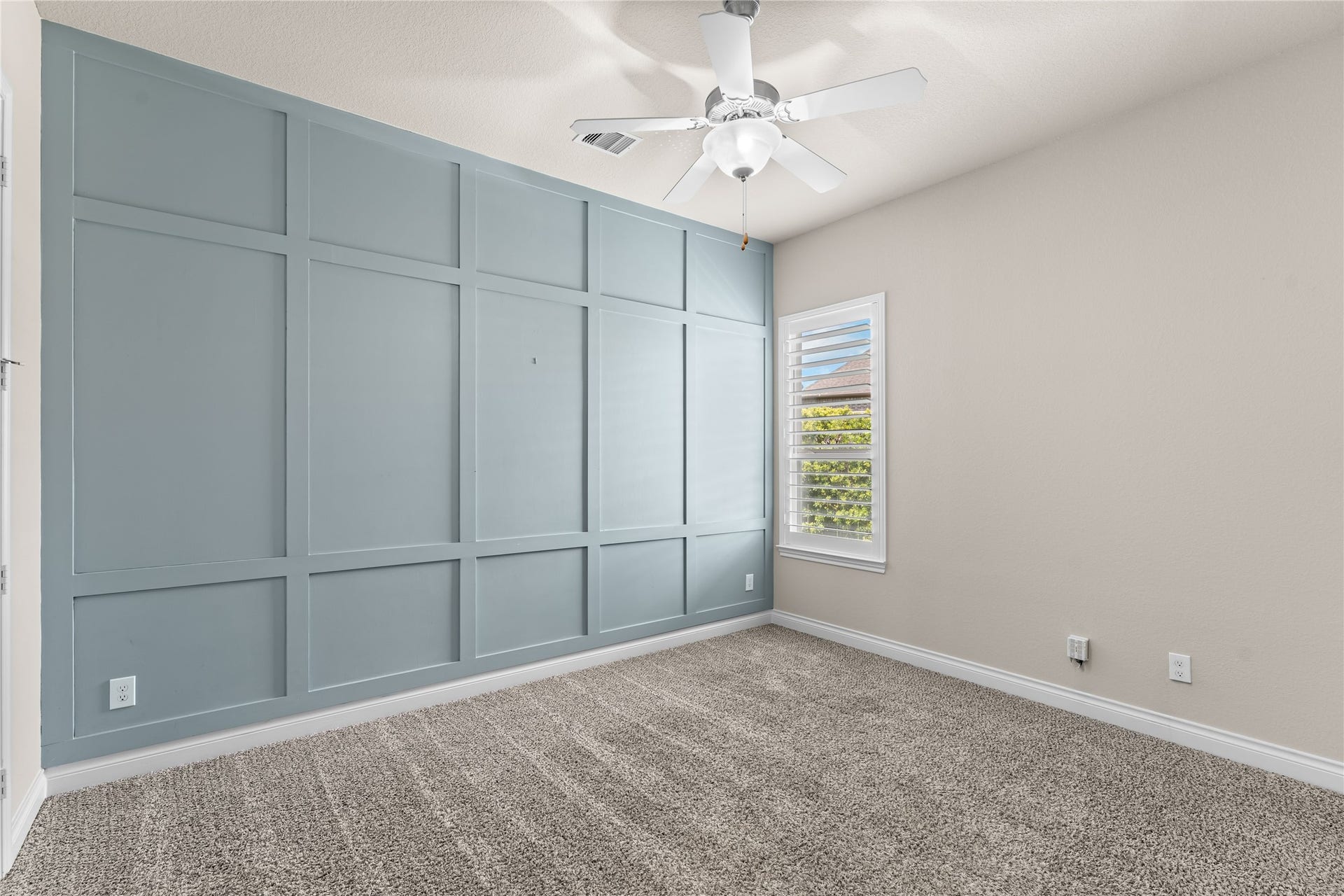 40803 Mostyn Drive, Magnolia, TX 77354 Secondary bedroom with accent wall