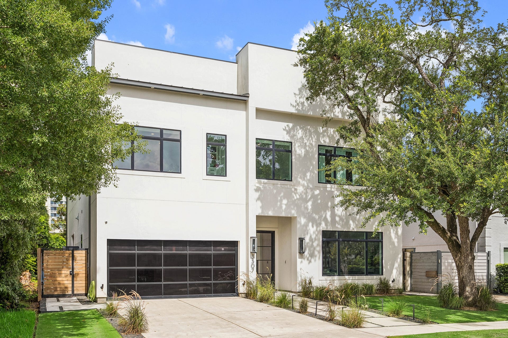 Striking Modern 2020 home - terrific Upper Kirby location!