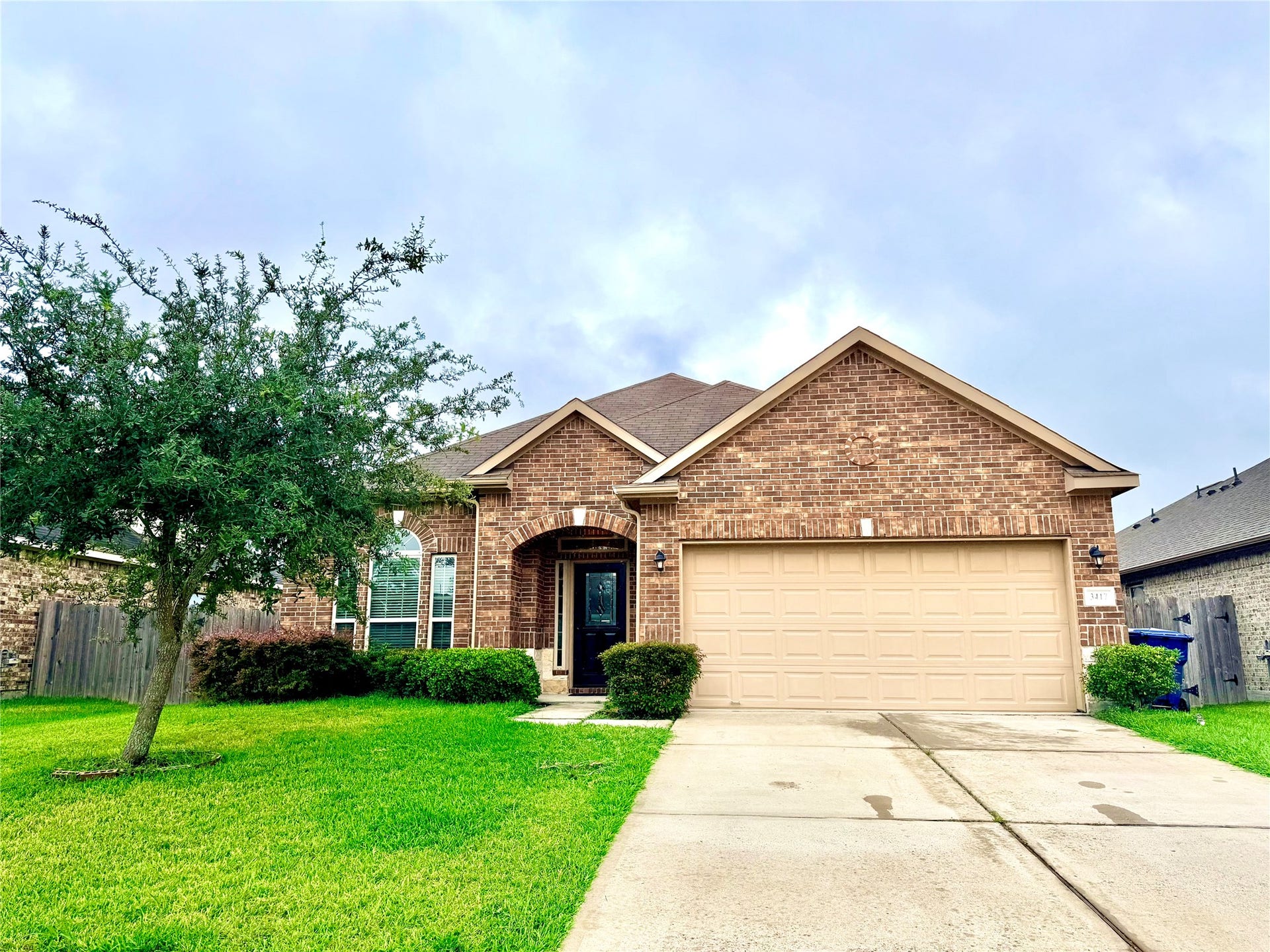 3417 Fanwood Drive, Texas City, TX 77591 Elevation and driveway