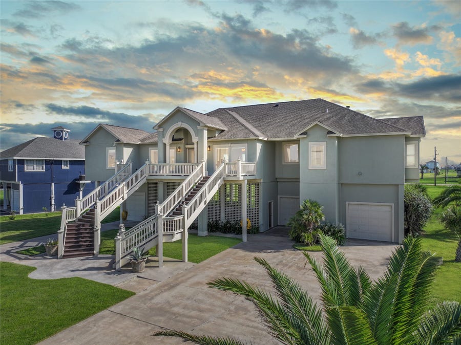 Property photo for 813 Pinata Drive, Crystal Beach, TX