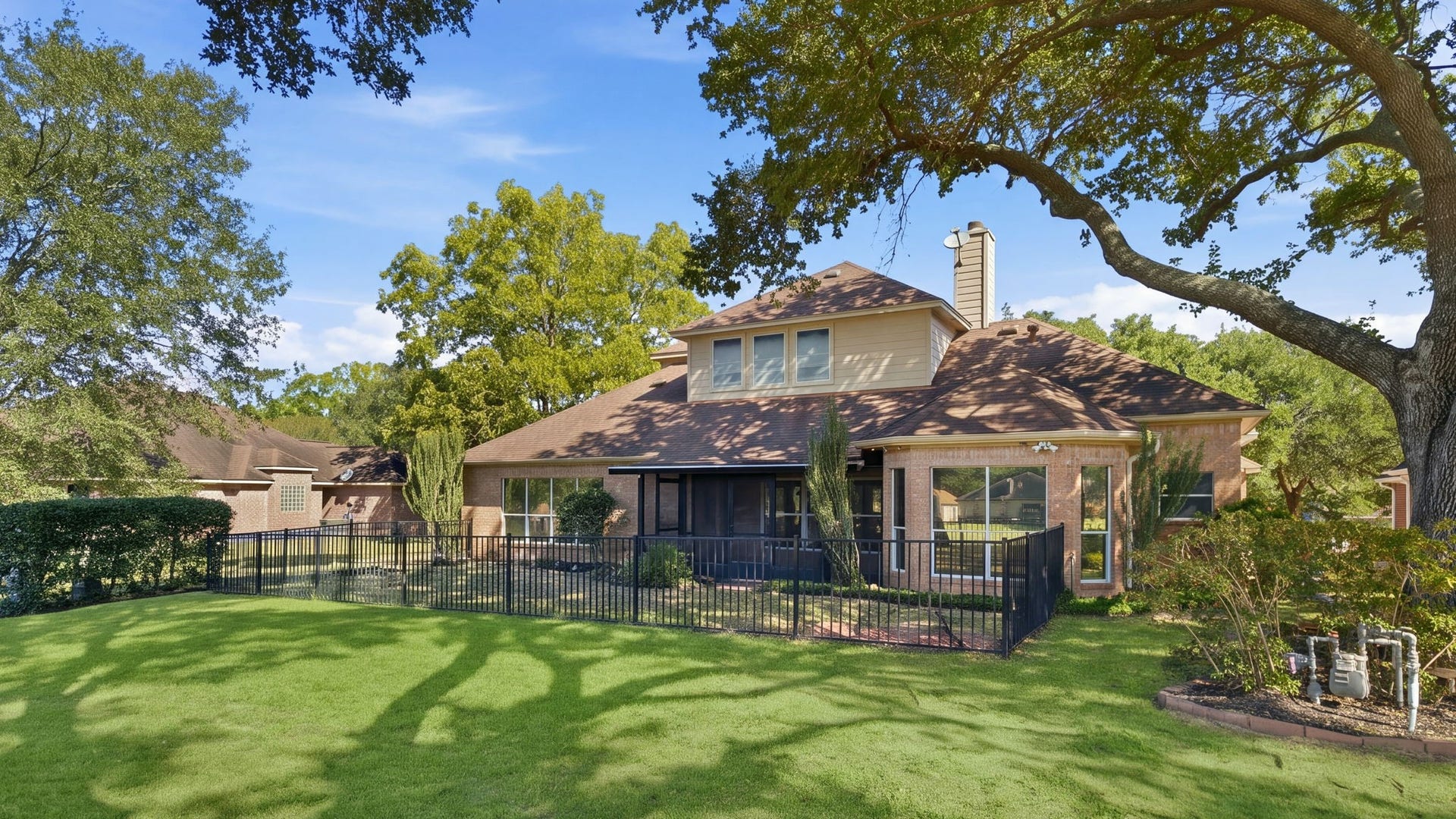 162 Dawns Edge Drive, Conroe, TX 77356