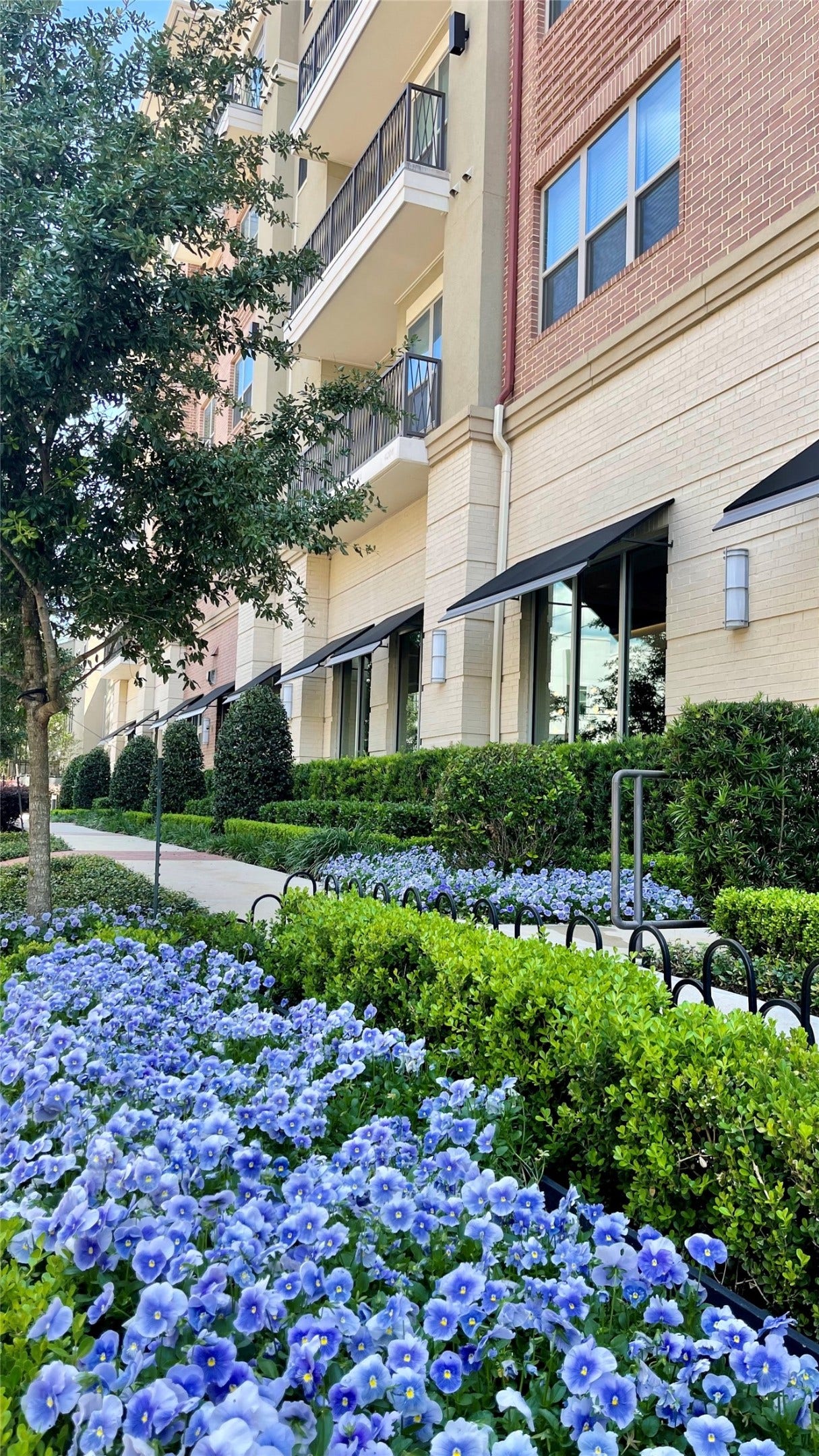 180 Malone Street, #2317, Houston, TX 77007 Central location to all of Houston's business districts; River Oaks adjacent over the Bayou, 8 minutes to Downtown or the Galleria. Recent construction design centric boutique buildings located in a tree lined residential area