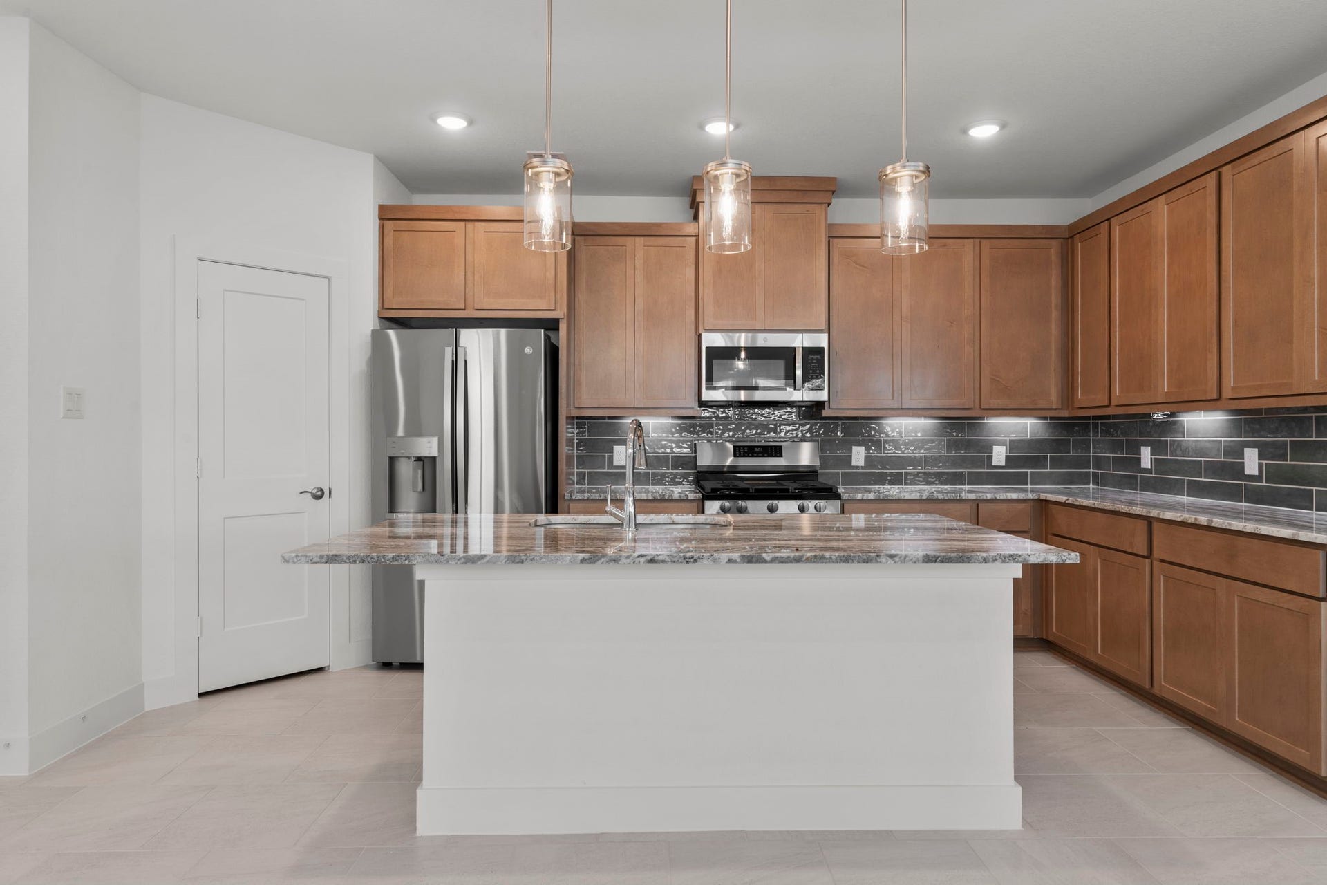 9803 Galaxy Drive, Iowa Colony, TX 77583 Photos are REPRESENTATIVE of the home /floor plan and are NOT of the actual home. Selections, features, and room options vary.