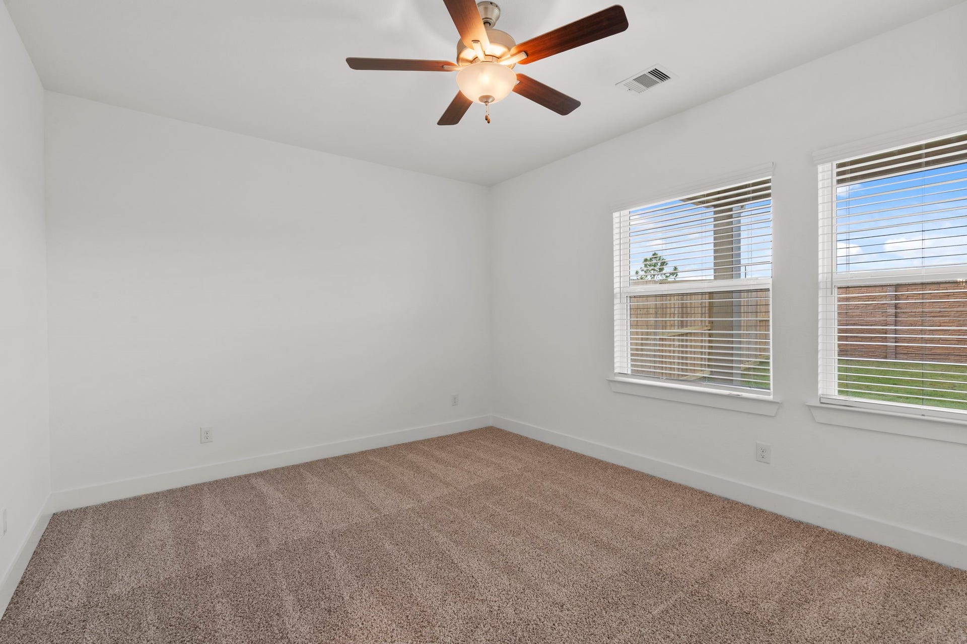 9803 Galaxy Drive, Iowa Colony, TX 77583 Photos are REPRESENTATIVE of the home /floor plan and are NOT of the actual home. Selections, features, and room options vary.