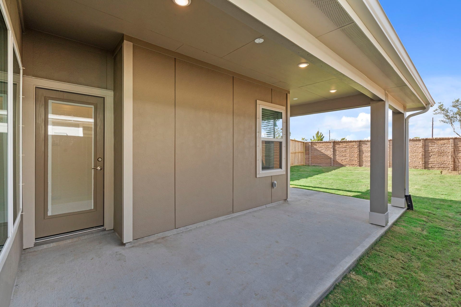 9803 Galaxy Drive, Iowa Colony, TX 77583 Photos are REPRESENTATIVE of the home /floor plan and are NOT of the actual home. Selections, features, and room options vary.