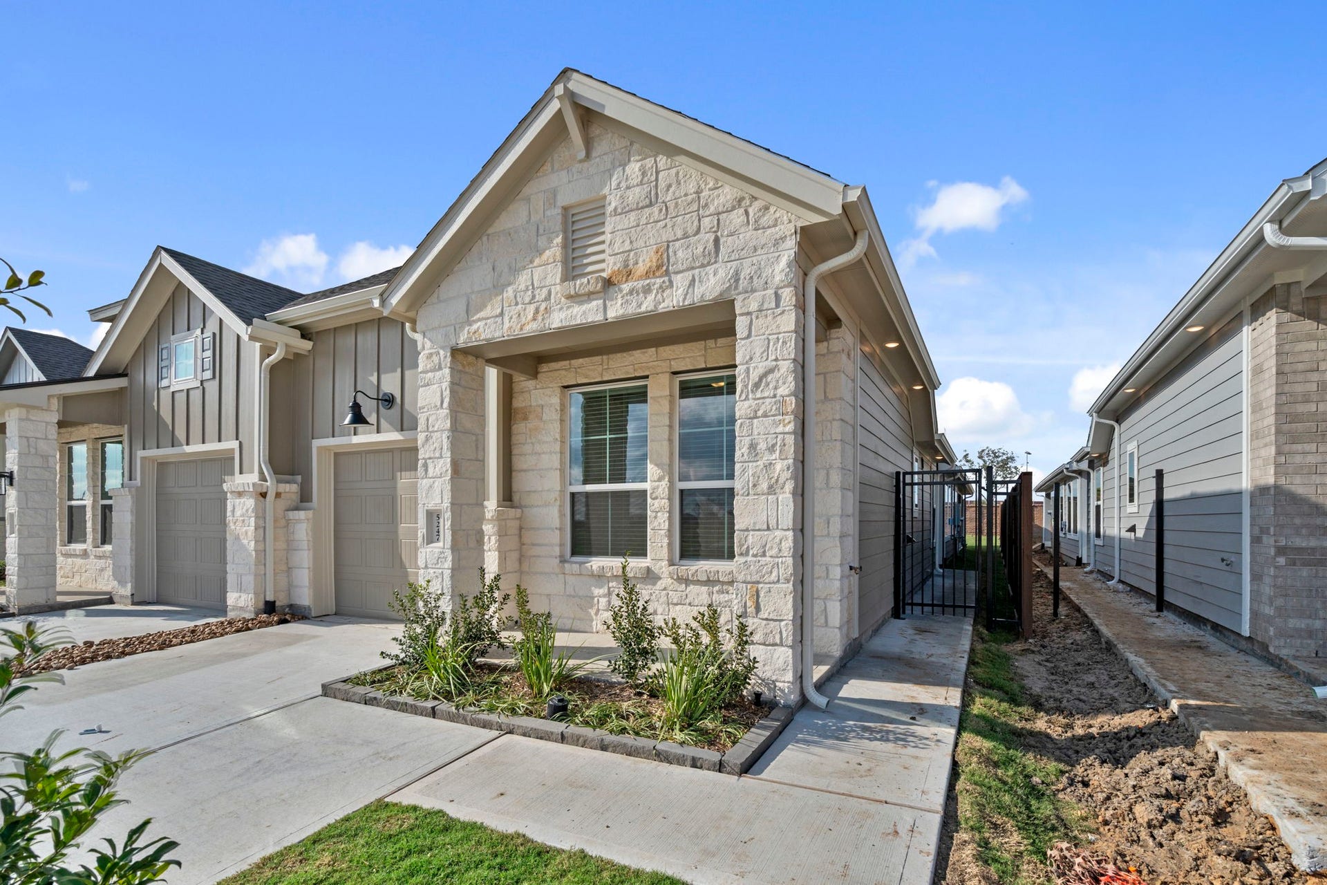 9803 Galaxy Drive, Iowa Colony, TX 77583 Photos are REPRESENTATIVE of the home /floor plan and are NOT of the actual home. Selections, features, and room options vary.