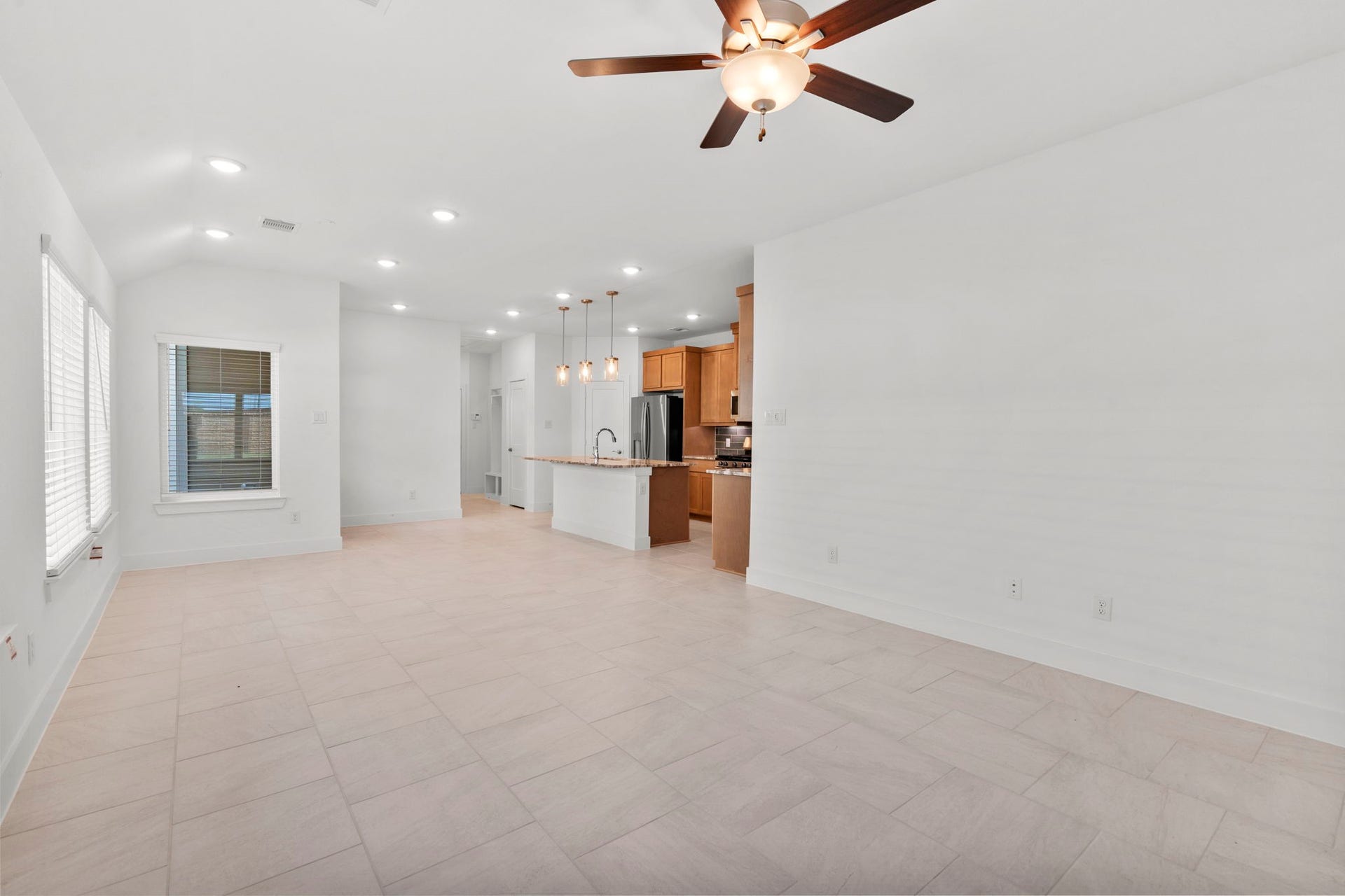 9803 Galaxy Drive, Iowa Colony, TX 77583 Photos are REPRESENTATIVE of the home /floor plan and are NOT of the actual home. Selections, features, and room options vary.