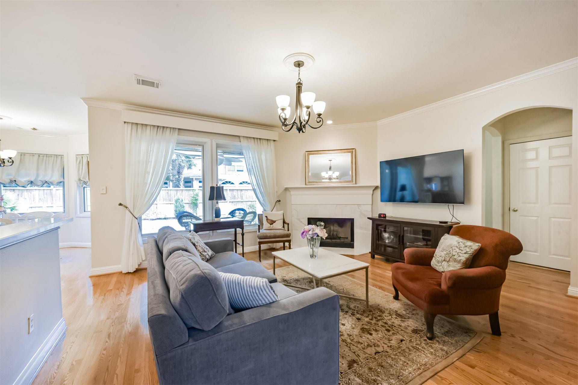 5346 Navarro Street, Houston, TX 77056 Family Room overlooking the patio and pool.