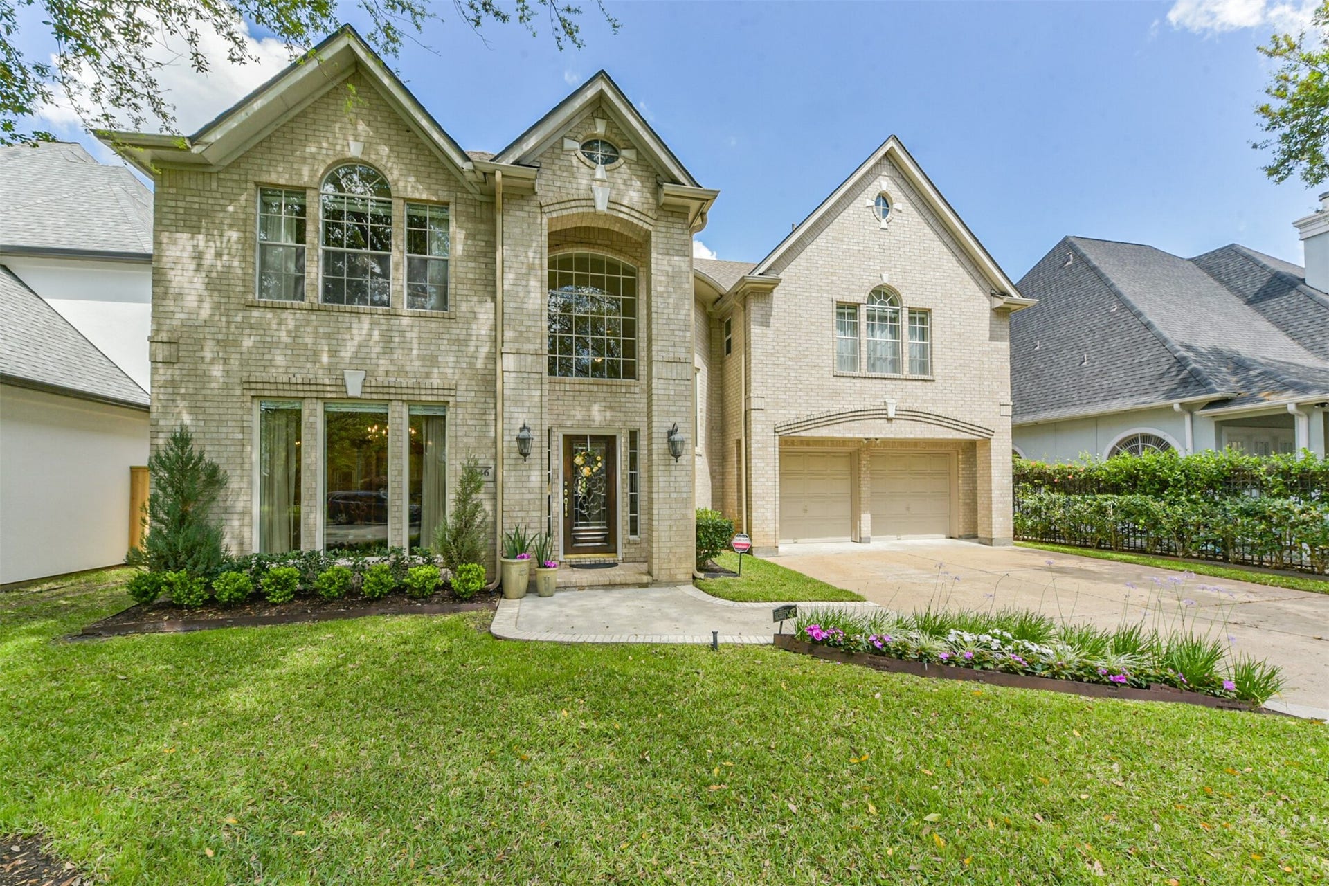 5346 Navarro Street, Houston, TX 77056 Large front yard.