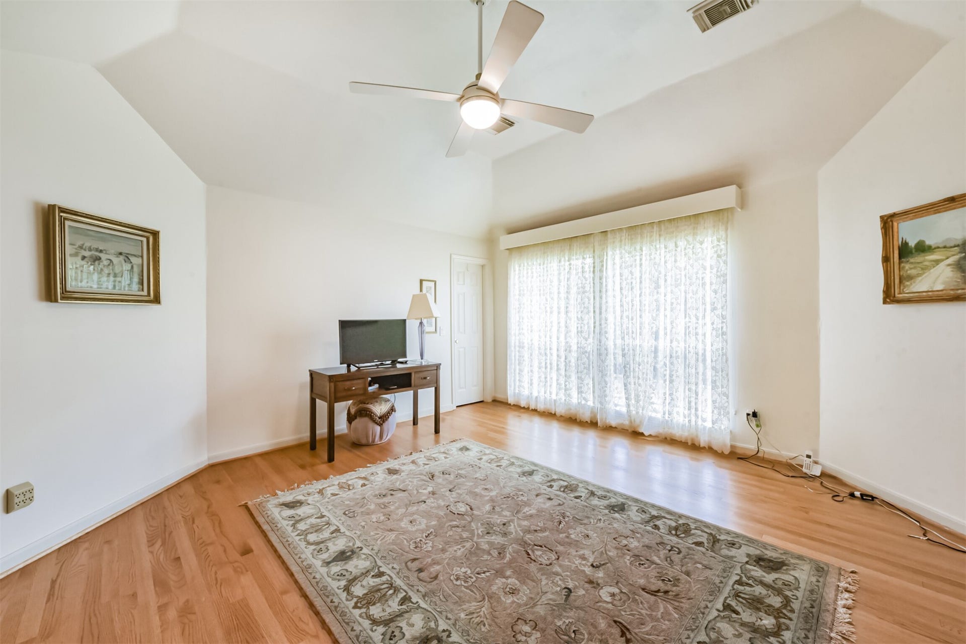 5346 Navarro Street, Houston, TX 77056 Game room.