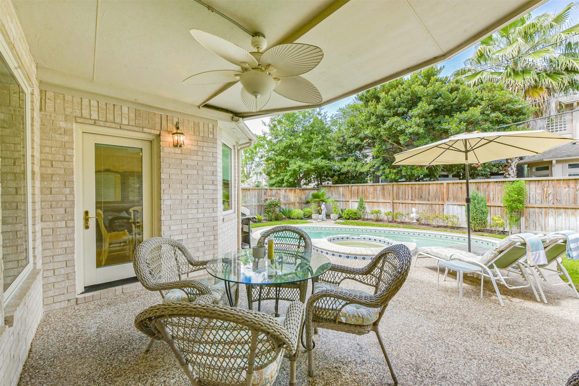 5346 Navarro Street, Houston, TX 77056 Patio and pool are ready for summer!