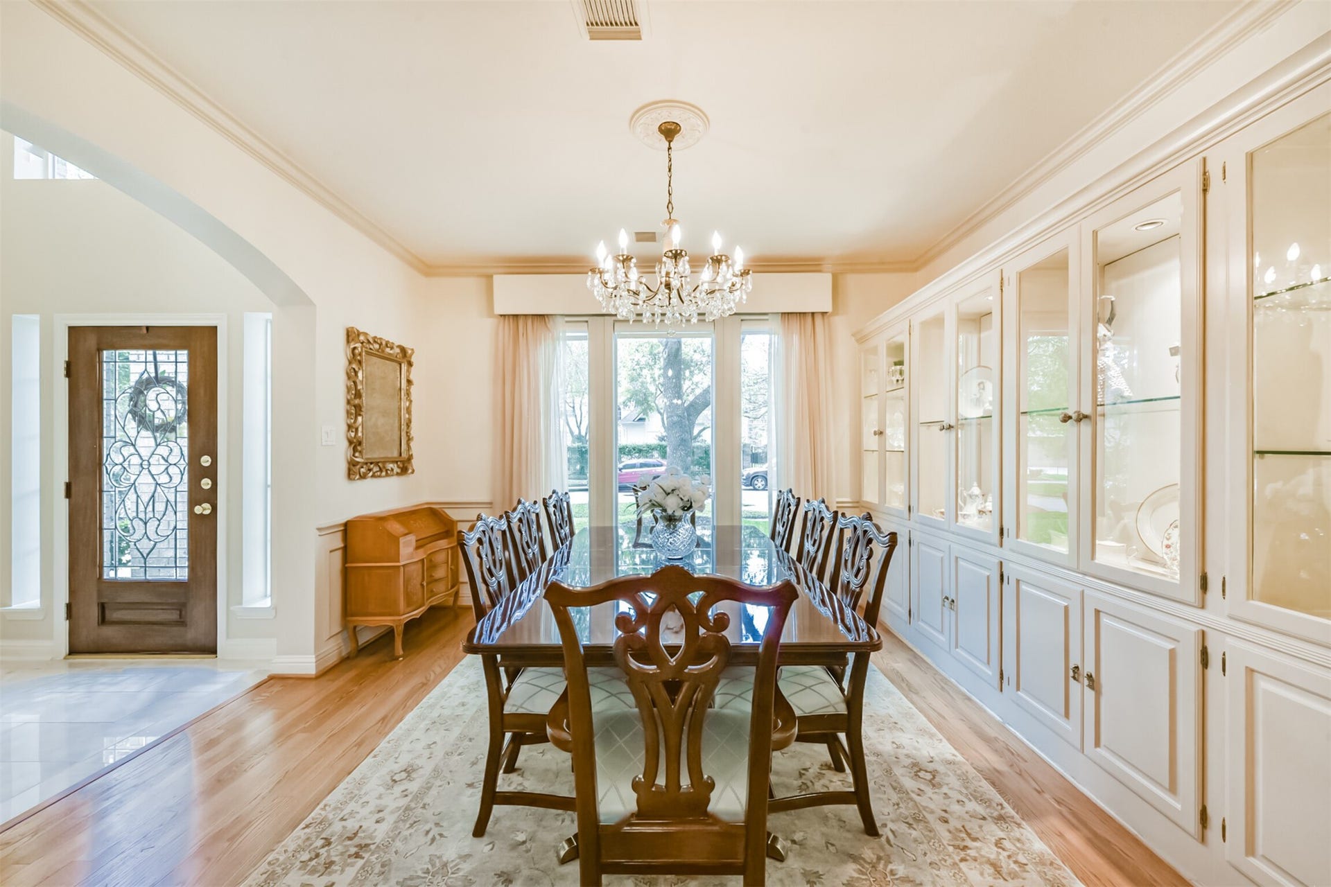 5346 Navarro Street, Houston, TX 77056 Dining room with built in cabinets.