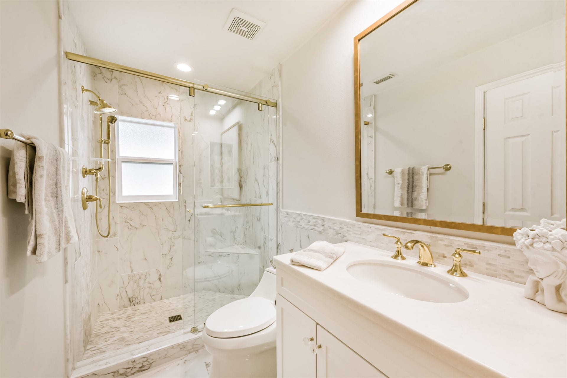 5346 Navarro Street, Houston, TX 77056 Bedroom 2 & 3's bathroom.