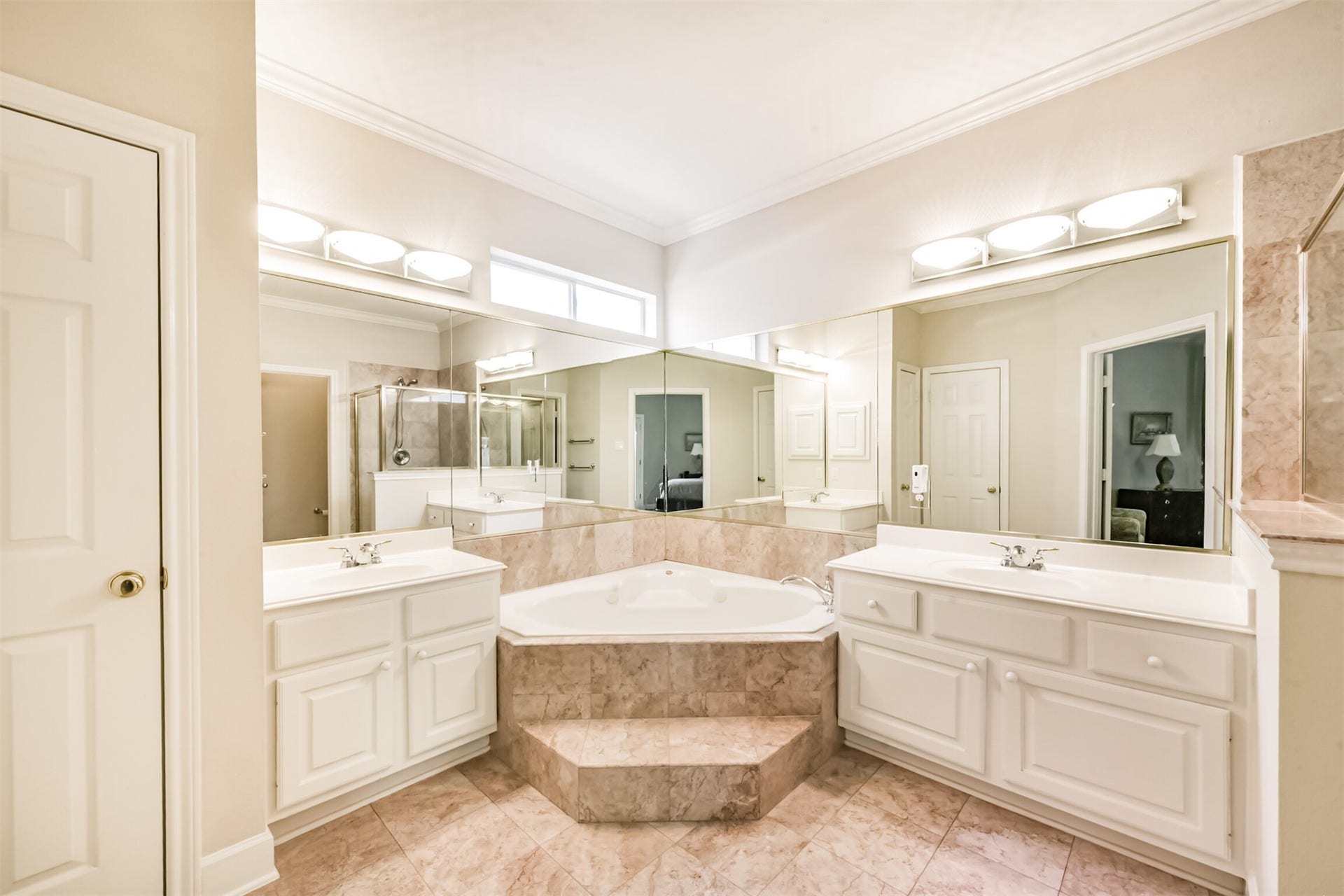5346 Navarro Street, Houston, TX 77056 Double vanities.